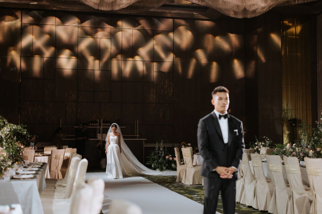 Among all the unforgettable moments on a wedding day, few are as emotional and intimate as the wedding first look. This special moment...